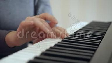 特写女人`她的手展示了如何弹<strong>钢琴</strong>。